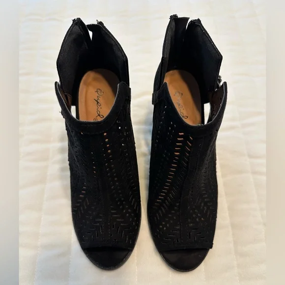 Qupid Black Cutout Ankle Booties with Brown Block Heel - Picture 5 of 7